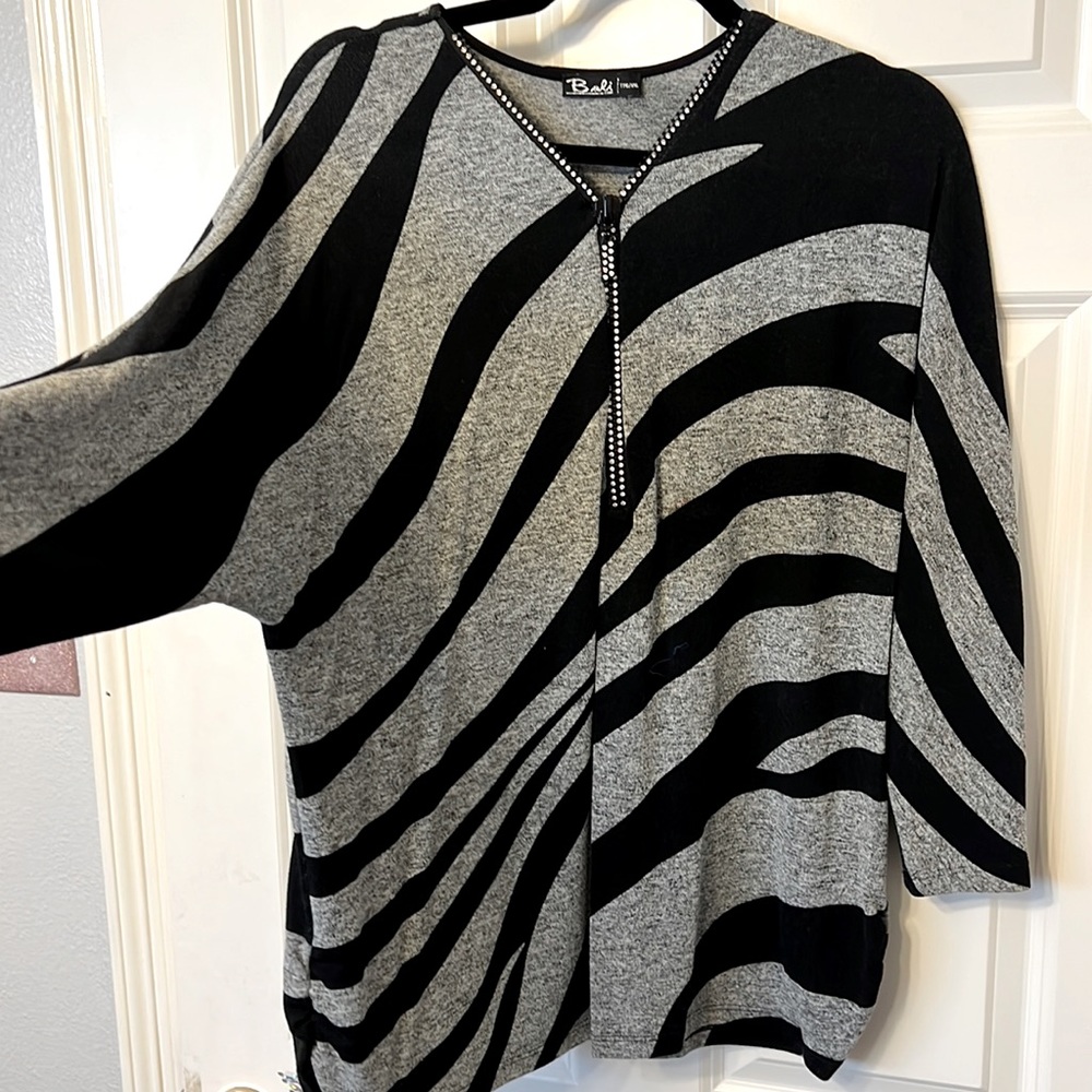 Beautiful sequin collar black & grey thin sweater
